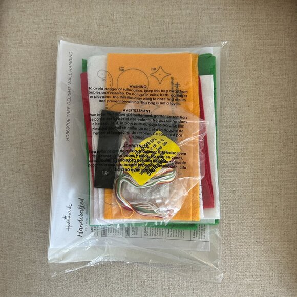 Bucilla Hallmark Handcrafted Felt Wall Decor Kit Tree Delight New 86970E - Picture 2 of 2